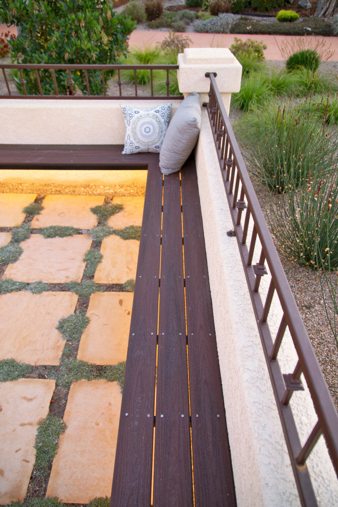 Cette image montre une grande terrasse méditerranéenne avec un foyer extérieur, une cour et des pavés en pierre naturelle.
