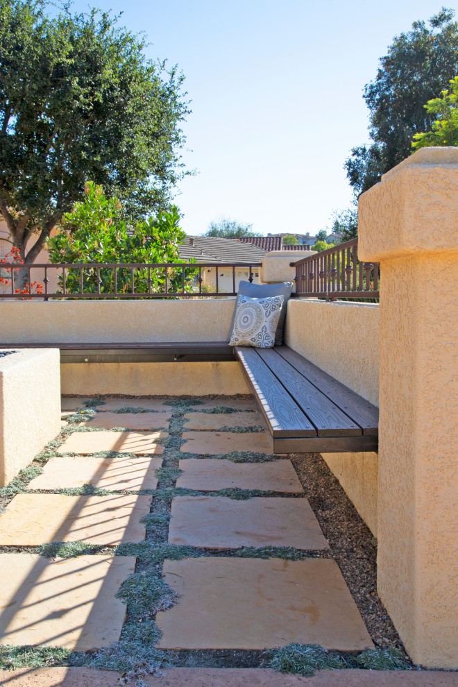 Modelo de patio mediterráneo grande en patio con brasero y adoquines de piedra natural