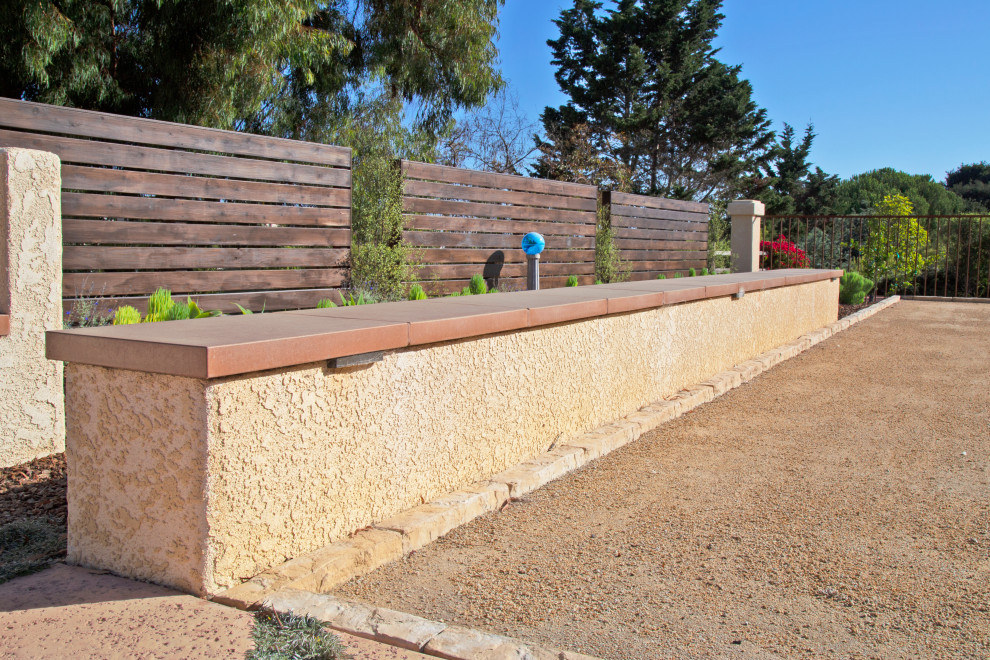Großer Mediterraner Patio hinter dem Haus mit Natursteinplatten in San Luis Obispo