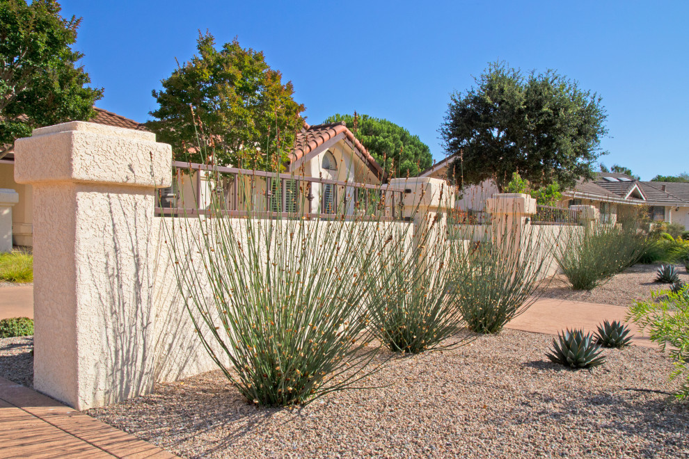 Foto di un grande patio o portico mediterraneo davanti casa con un focolare e lastre di cemento