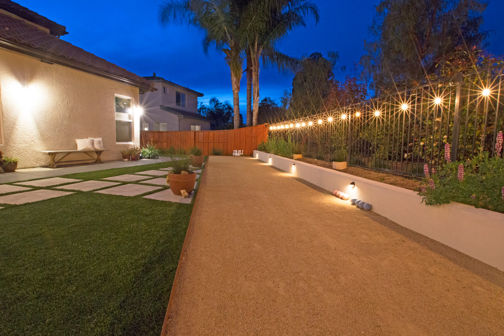 Пример оригинального дизайна: двор среднего размера на заднем дворе в современном стиле с мощением тротуарной плиткой