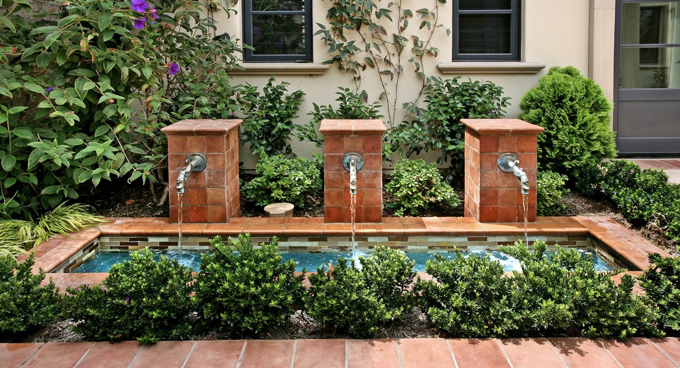 Diseño de patio mediterráneo con fuente