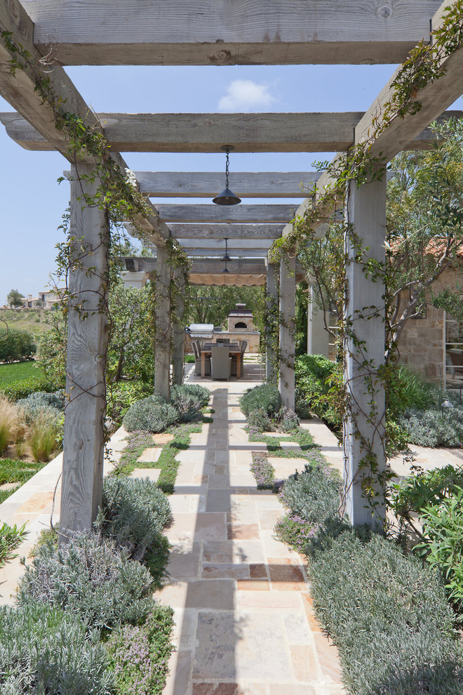 Diseño de patio mediterráneo con pérgola