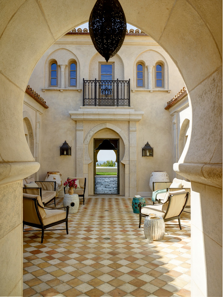 Diseño de patio mediterráneo grande sin cubierta en patio con suelo de baldosas