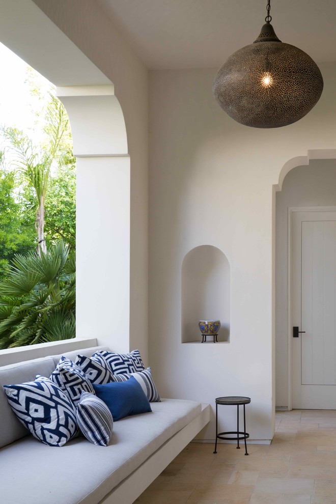 На фото: двор на боковом дворе в средиземноморском стиле с покрытием из каменной брусчатки и навесом с