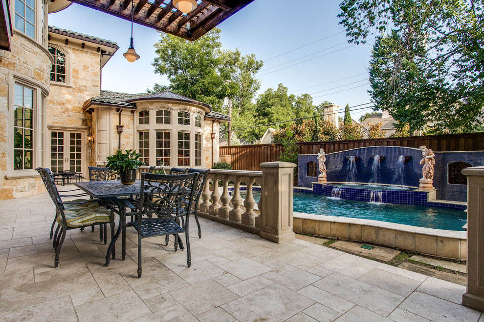 На фото: двор на заднем дворе в средиземноморском стиле с фонтаном с