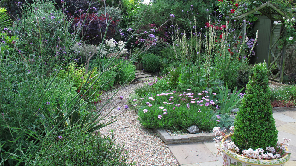 Design ideas for a mid-sized mediterranean landscaping in London.