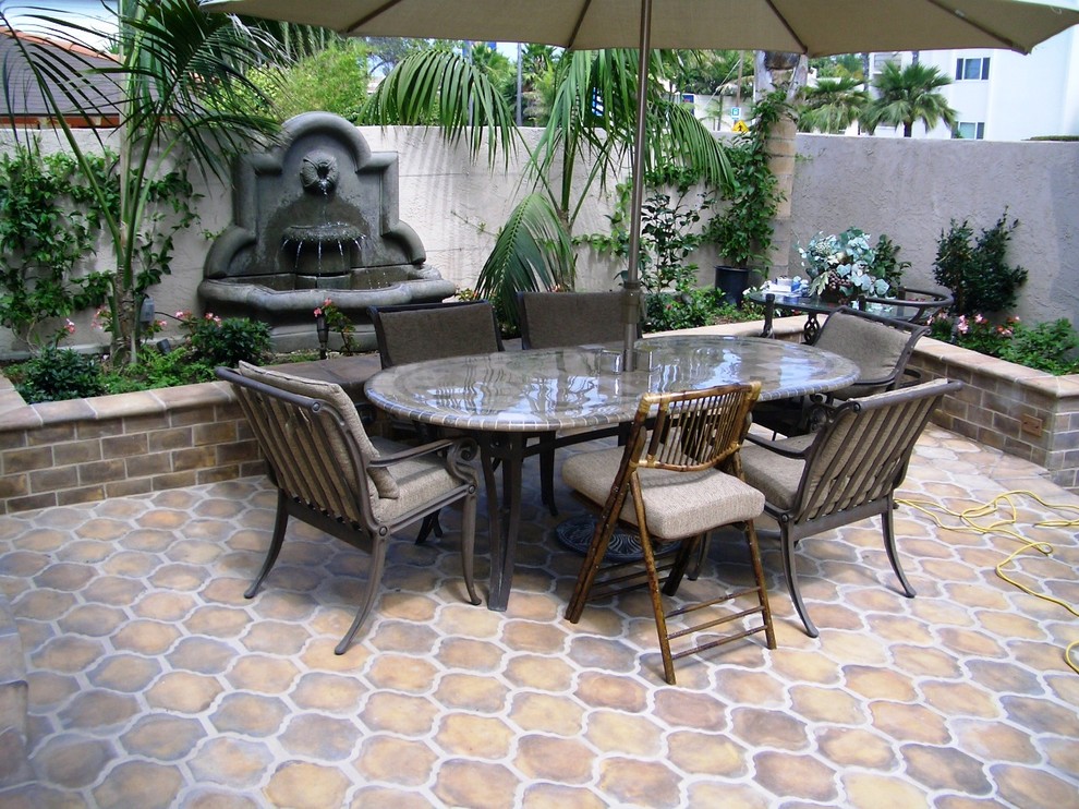Modelo de patio rústico grande sin cubierta en patio con fuente y suelo de baldosas