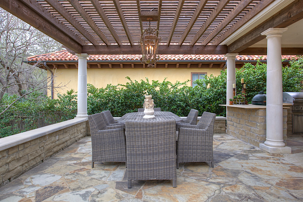 Imagen de patio mediterráneo con cocina exterior y pérgola