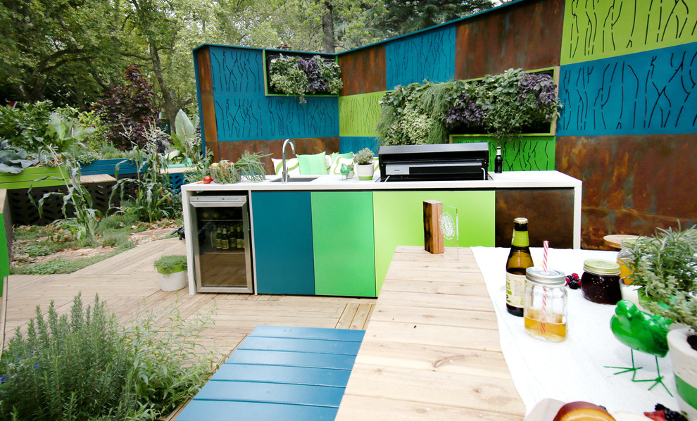 Foto de patio bohemio sin cubierta en patio con cocina exterior y entablado