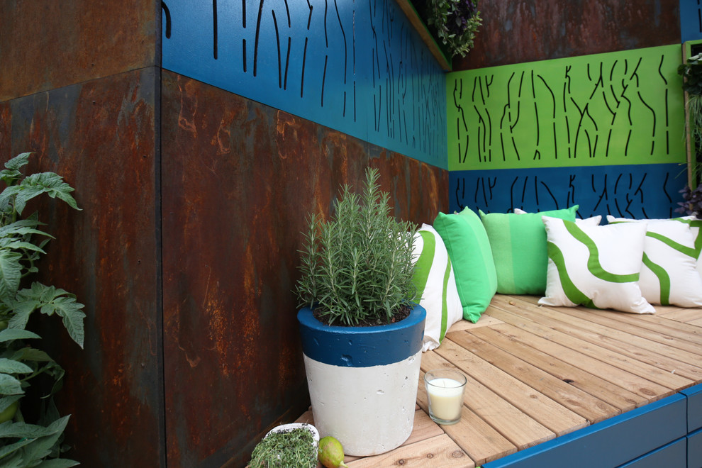 Идея дизайна: двор на внутреннем дворе в стиле фьюжн с летней кухней и настилом без защиты от солнца