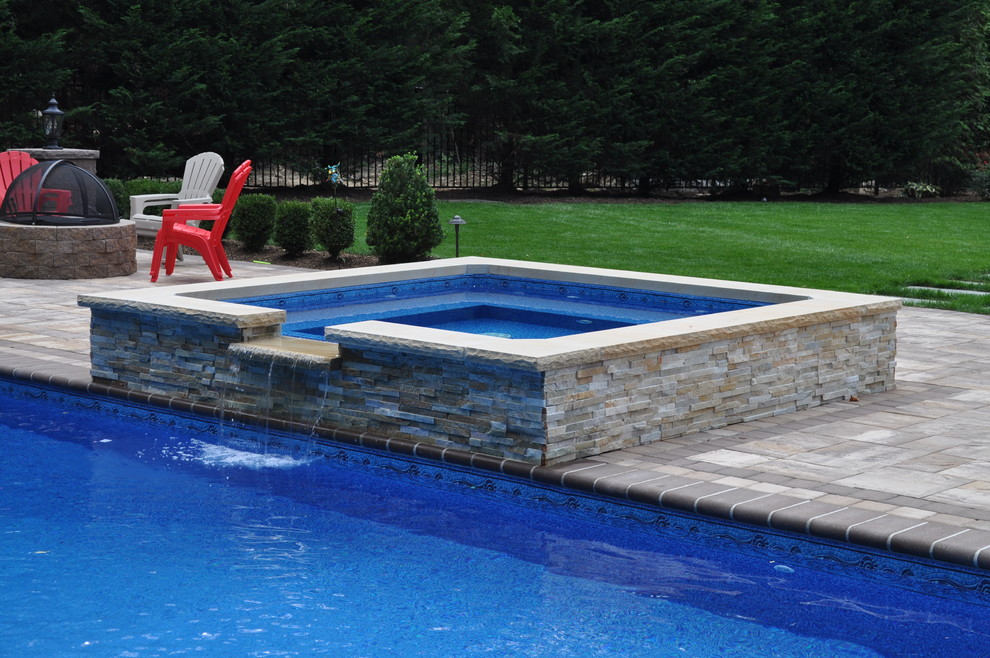 Diseño de piscina clásica en patio trasero