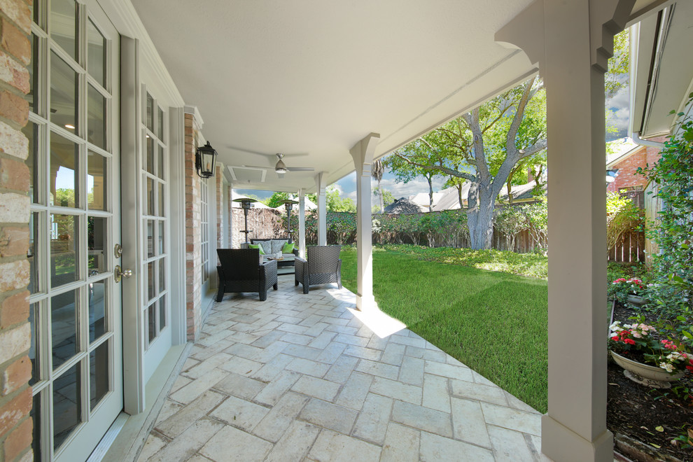 Foto di un patio o portico tradizionale di medie dimensioni e dietro casa con lastre di cemento e un tetto a sbalzo