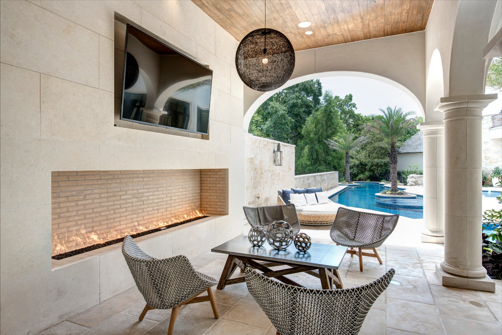Idee per un patio o portico mediterraneo dietro casa con piastrelle, un gazebo o capanno e un caminetto