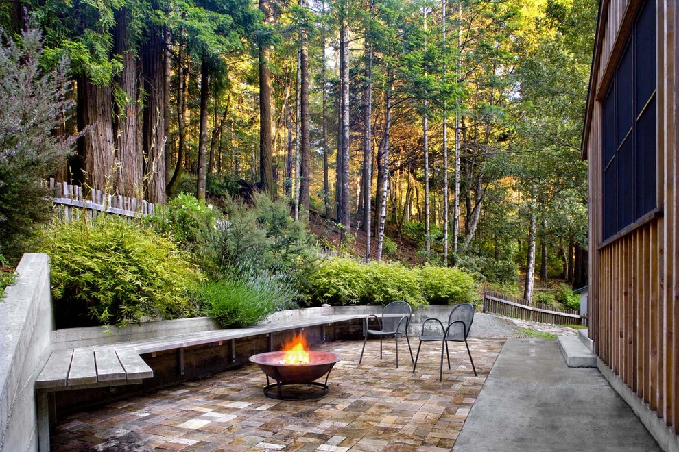 Rustic patio in San Francisco with a fire feature.
