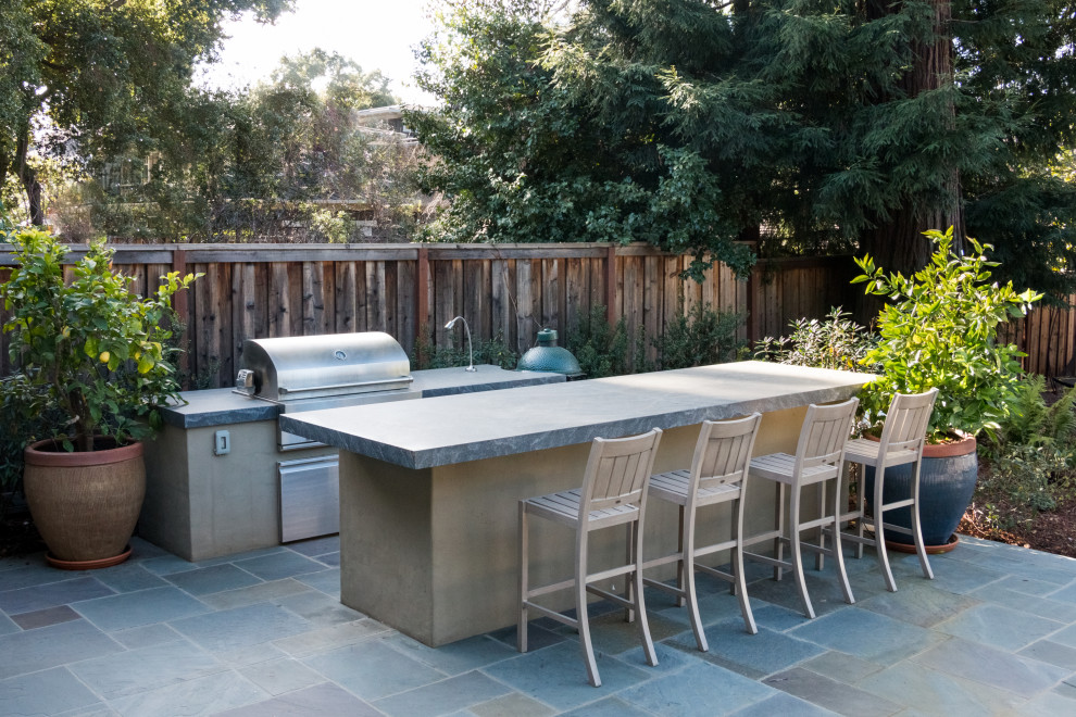 Foto de patio contemporáneo sin cubierta en patio trasero con cocina exterior y suelo de baldosas