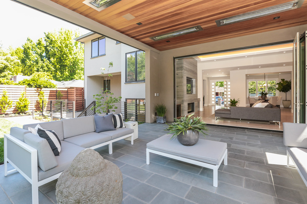 Diseño de patio contemporáneo de tamaño medio en patio trasero y anexo de casas con jardín de macetas y suelo de baldosas