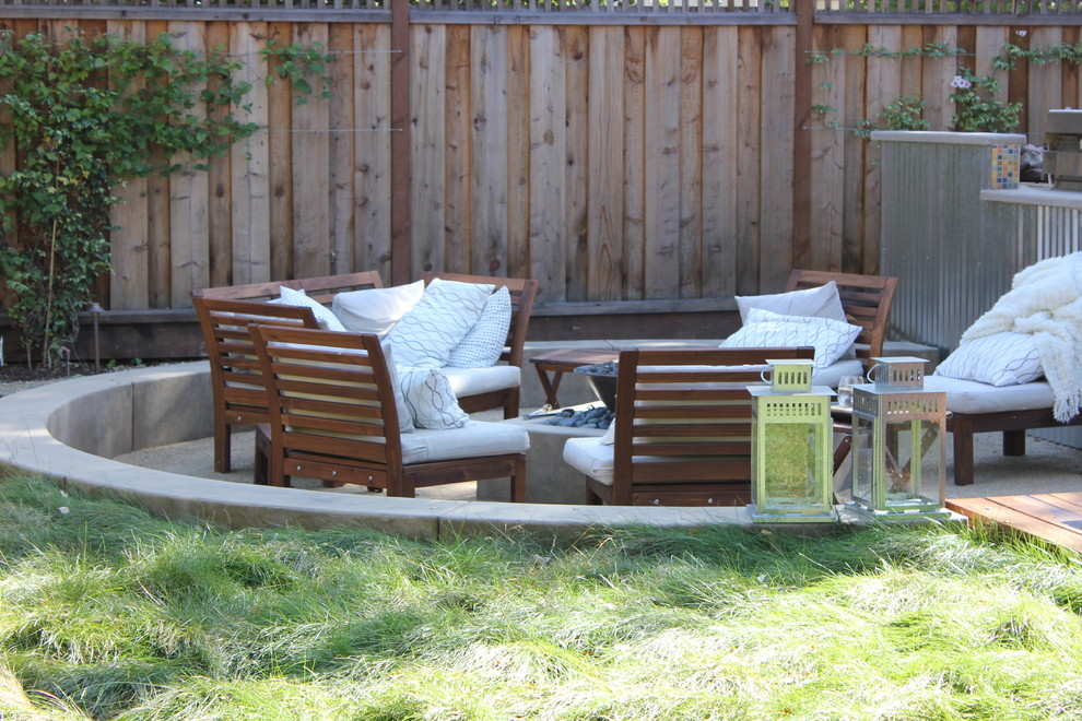 Mittelgroßer, Unbedeckter Moderner Patio hinter dem Haus mit Feuerstelle und Granitsplitt in San Francisco