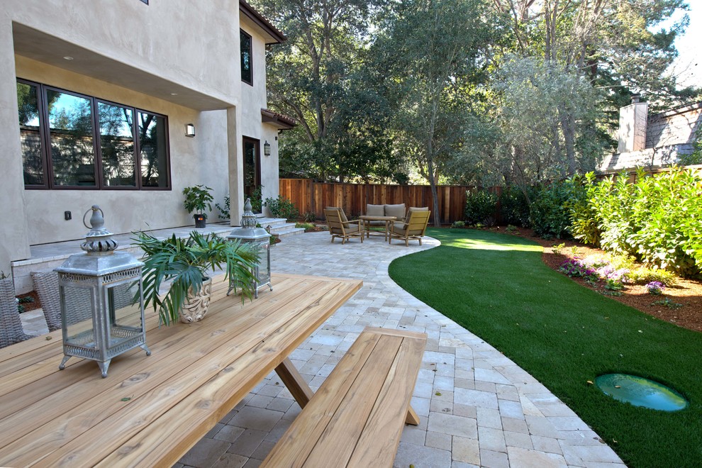 Foto de patio mediterráneo de tamaño medio sin cubierta en patio trasero con adoquines de ladrillo y jardín de macetas