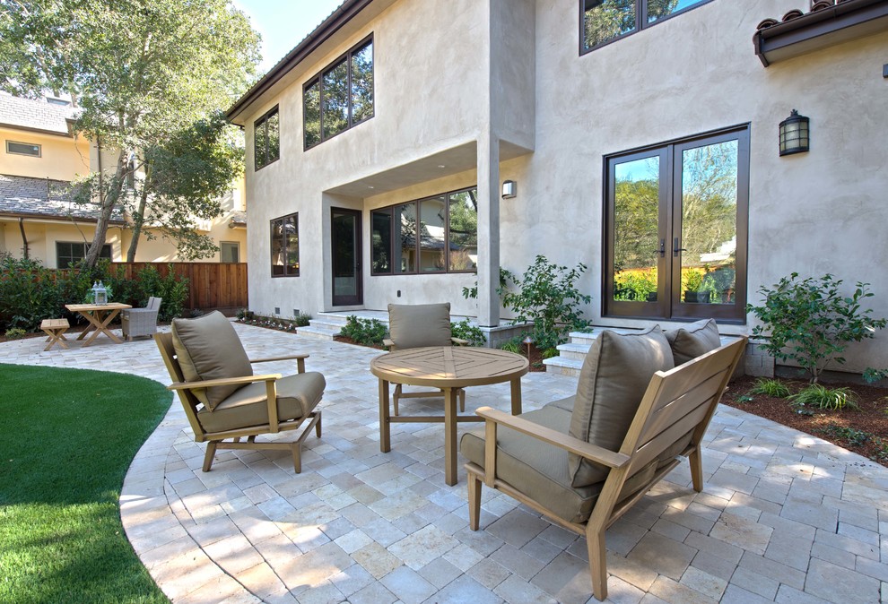 На фото: двор среднего размера на заднем дворе в средиземноморском стиле с мощением клинкерной брусчаткой без защиты от солнца