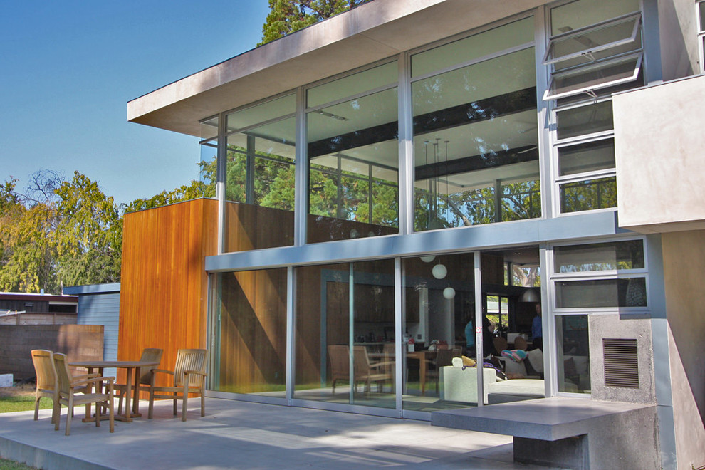 Стильный дизайн: большой двор на заднем дворе в стиле ретро с покрытием из бетонных плит и навесом - последний тренд