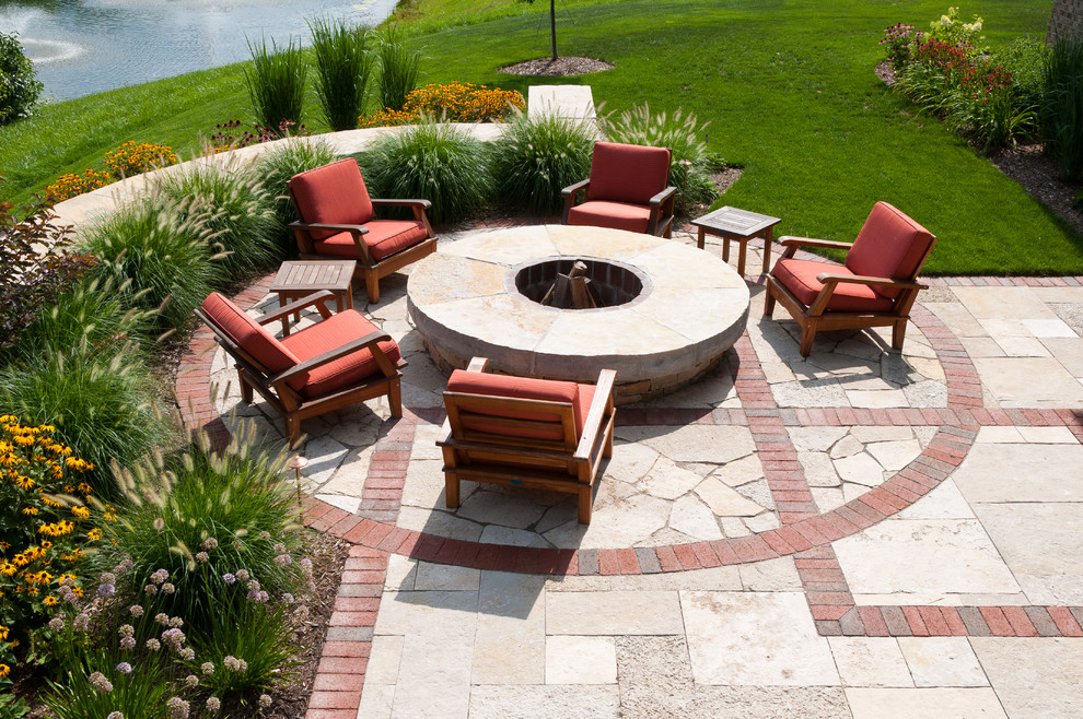 Diseño de patio de estilo americano de tamaño medio en patio trasero con brasero y adoquines de piedra natural