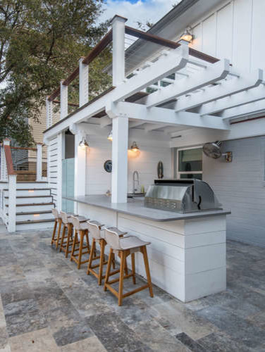 Идея дизайна: беседка во дворе частного дома на заднем дворе в морском стиле с летней кухней и покрытием из каменной брусчатки