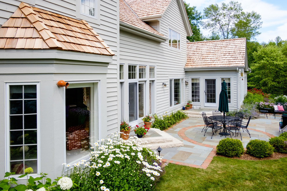 Идея дизайна: двор среднего размера на заднем дворе в классическом стиле с покрытием из каменной брусчатки