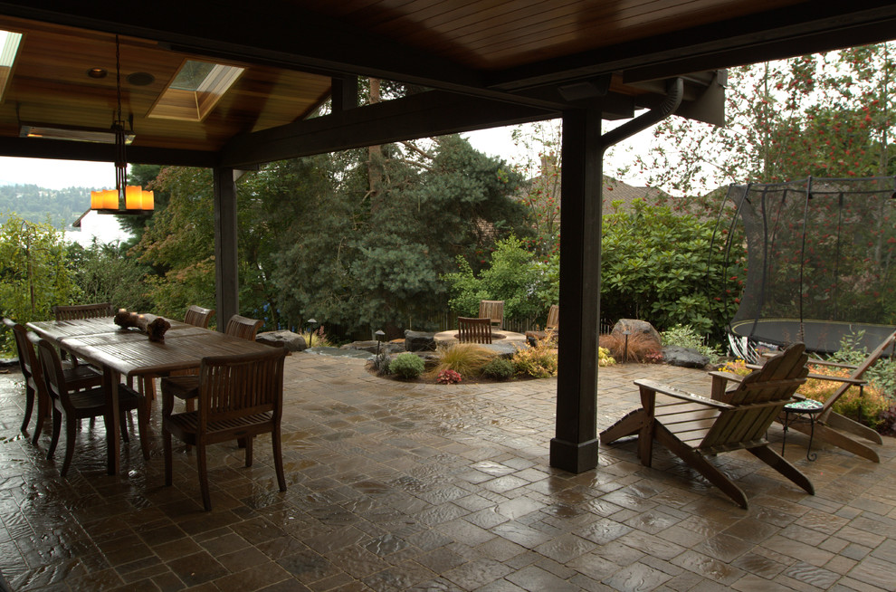 Esempio di un grande patio o portico classico dietro casa con pavimentazioni in pietra naturale e un gazebo o capanno