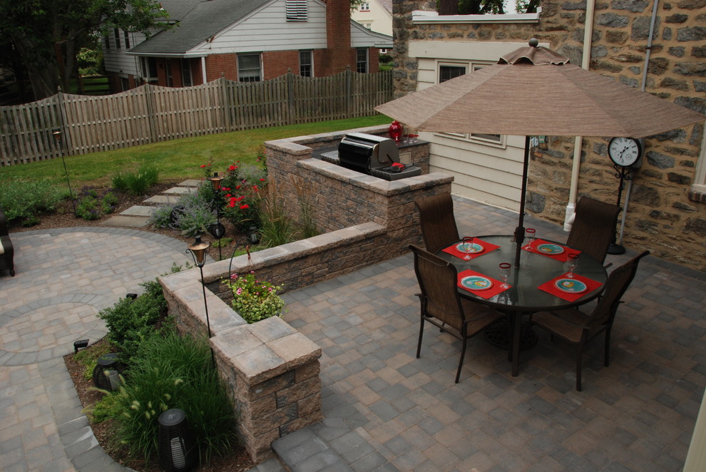 На фото: маленькая беседка во дворе частного дома на заднем дворе в классическом стиле с мощением тротуарной плиткой и летней кухней для на участке и в саду
