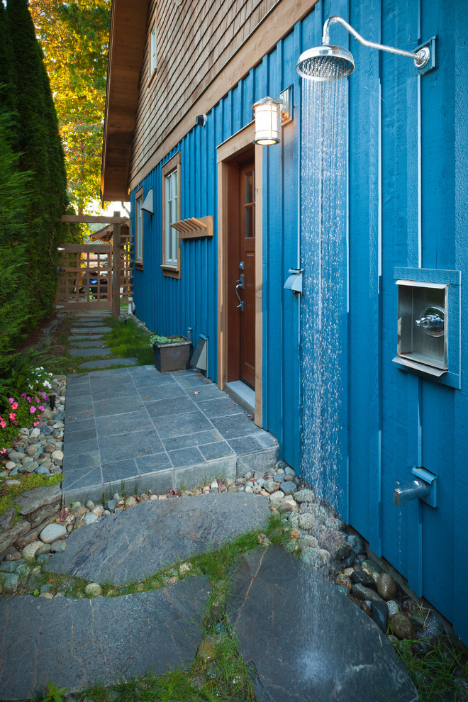 Inspiration for a timeless side yard outdoor patio shower remodel in Vancouver