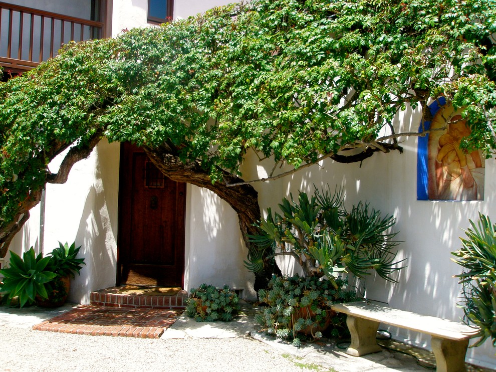 サンタバーバラにある地中海スタイルのおしゃれなテラス・中庭 (真砂土舗装) の写真