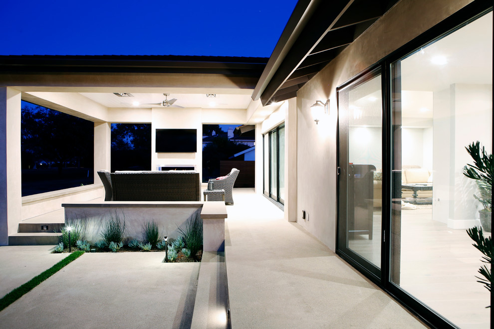 На фото: двор среднего размера на заднем дворе в современном стиле с мощением тротуарной плиткой и навесом с