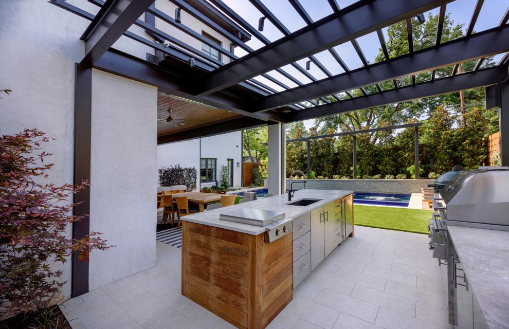 Idee per un patio o portico minimal di medie dimensioni e dietro casa con un focolare e un tetto a sbalzo