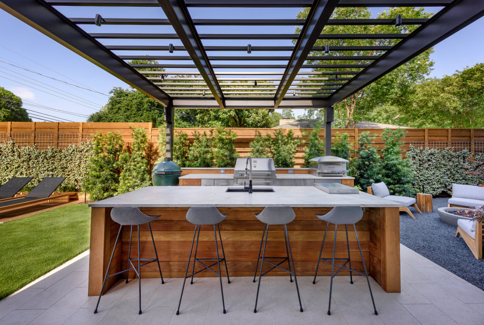 Пример оригинального дизайна: двор среднего размера на заднем дворе в современном стиле с летней кухней и навесом