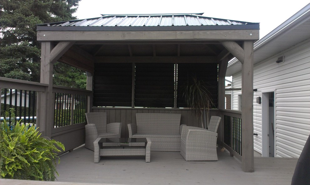 Réalisation d'une petite terrasse arrière design avec un gazebo ou pavillon.