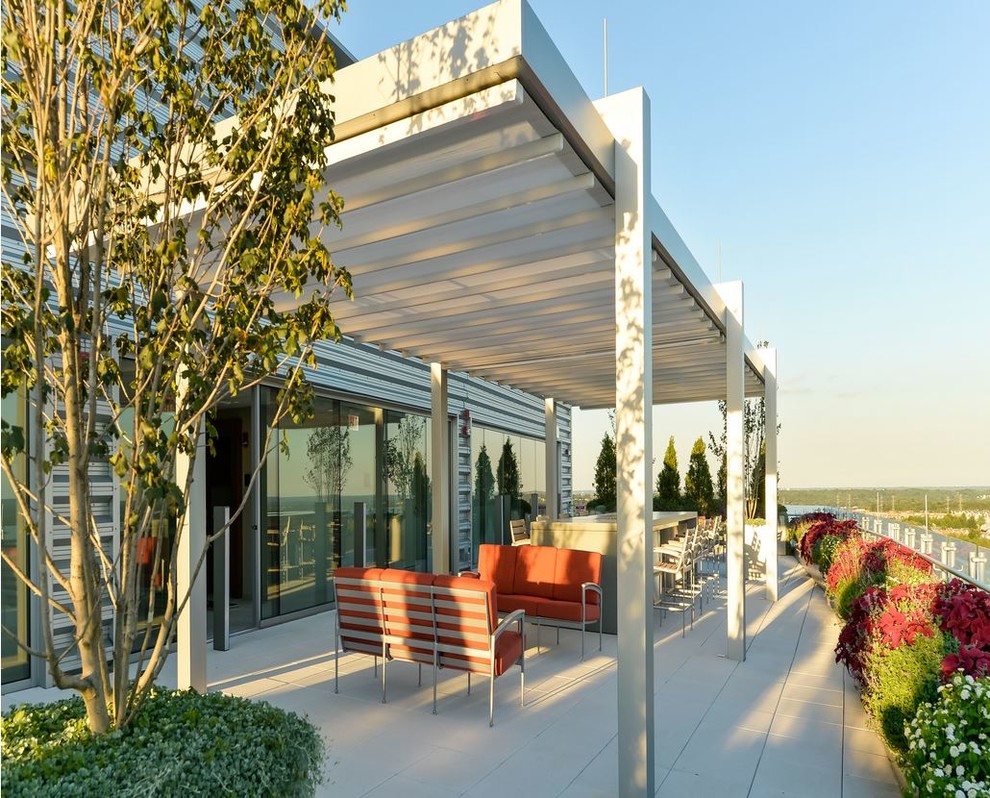 Foto di un grande patio o portico minimalista in cortile con piastrelle e una pergola