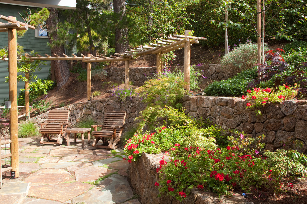 Ejemplo de patio clásico sin cubierta con adoquines de piedra natural