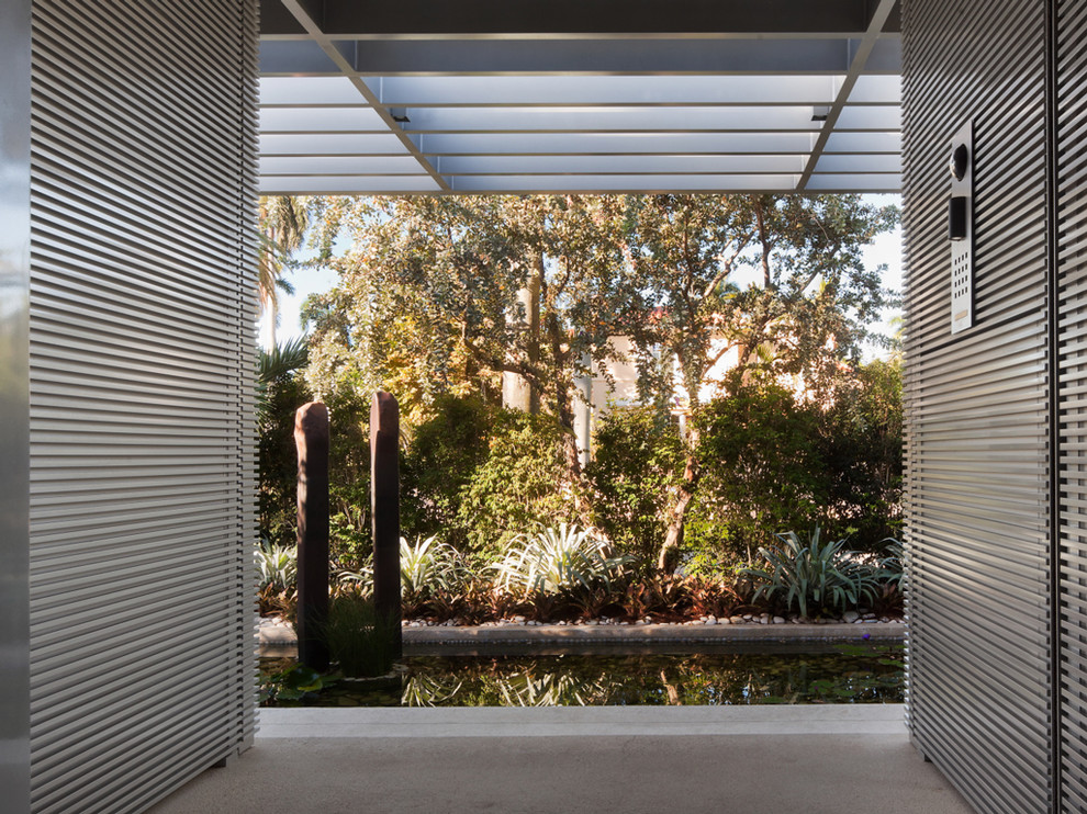 Design ideas for a world-inspired patio in Miami.