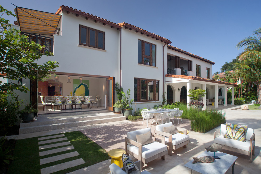Свежая идея для дизайна: двор в средиземноморском стиле без защиты от солнца - отличное фото интерьера