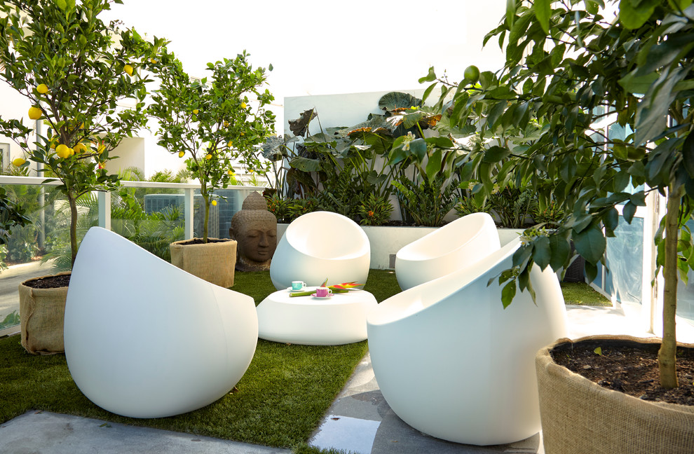 Modelo de patio minimalista de tamaño medio sin cubierta en patio trasero con losas de hormigón