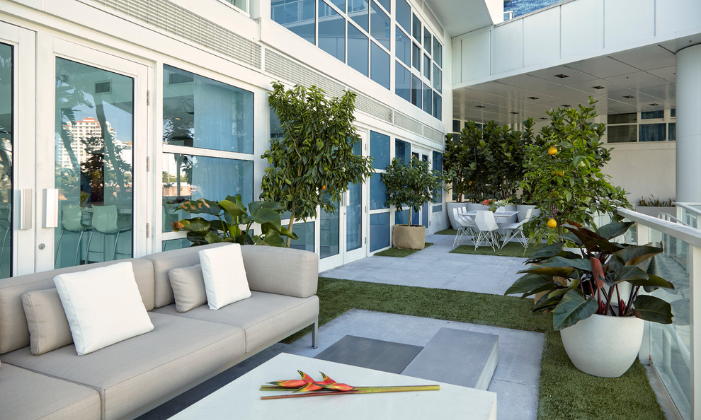 Diseño de patio minimalista grande sin cubierta en patio trasero con losas de hormigón