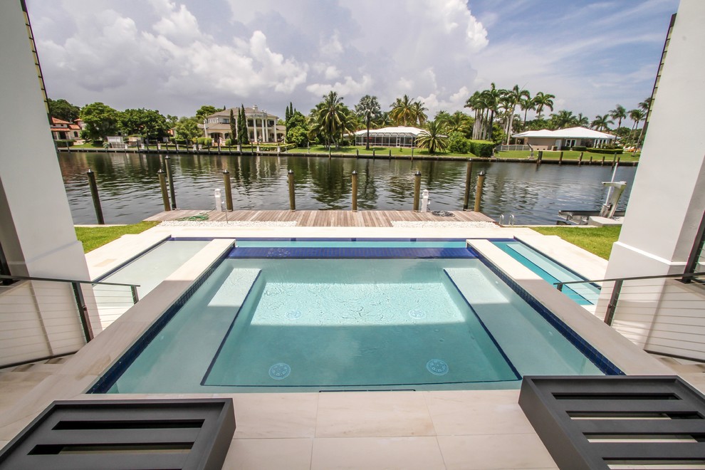 Example of a large minimalist backyard pool design in Miami