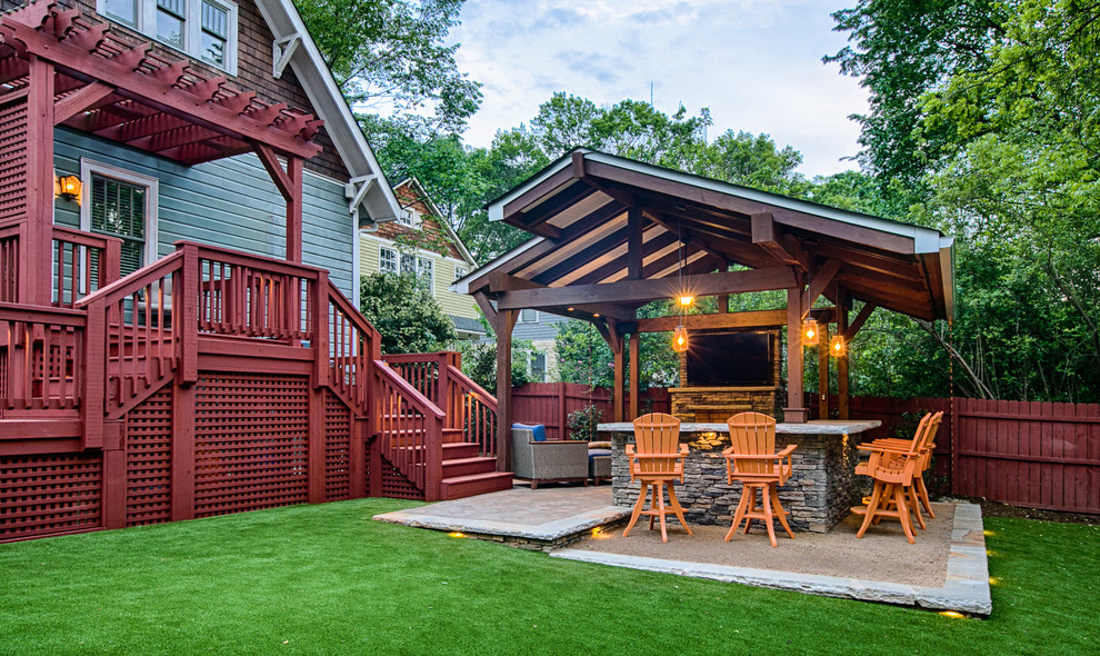 Ejemplo de patio de estilo americano de tamaño medio en patio trasero con brasero, adoquines de hormigón y cenador