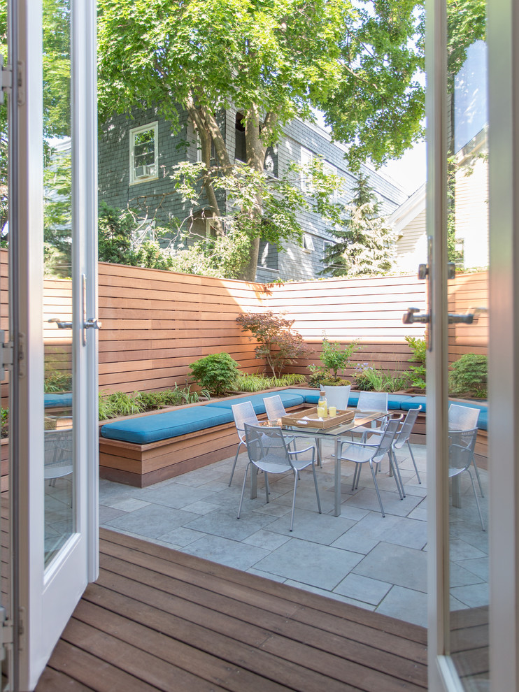 Источник вдохновения для домашнего уюта: маленький двор на заднем дворе в современном стиле с покрытием из плитки без защиты от солнца для на участке и в саду