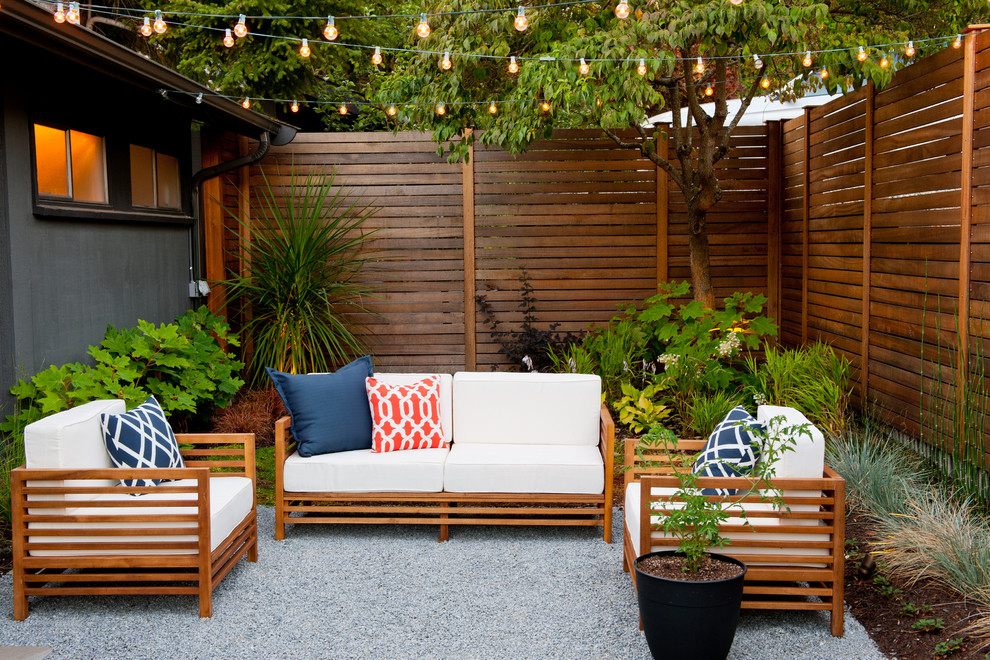 Ispirazione per un piccolo patio o portico moderno in cortile con pavimentazioni in pietra naturale e nessuna copertura