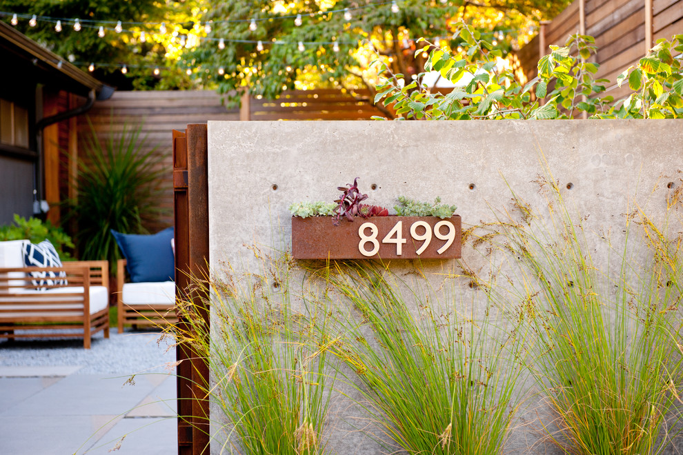 Idées déco pour une petite terrasse rétro avec une cour, des pavés en pierre naturelle et aucune couverture.