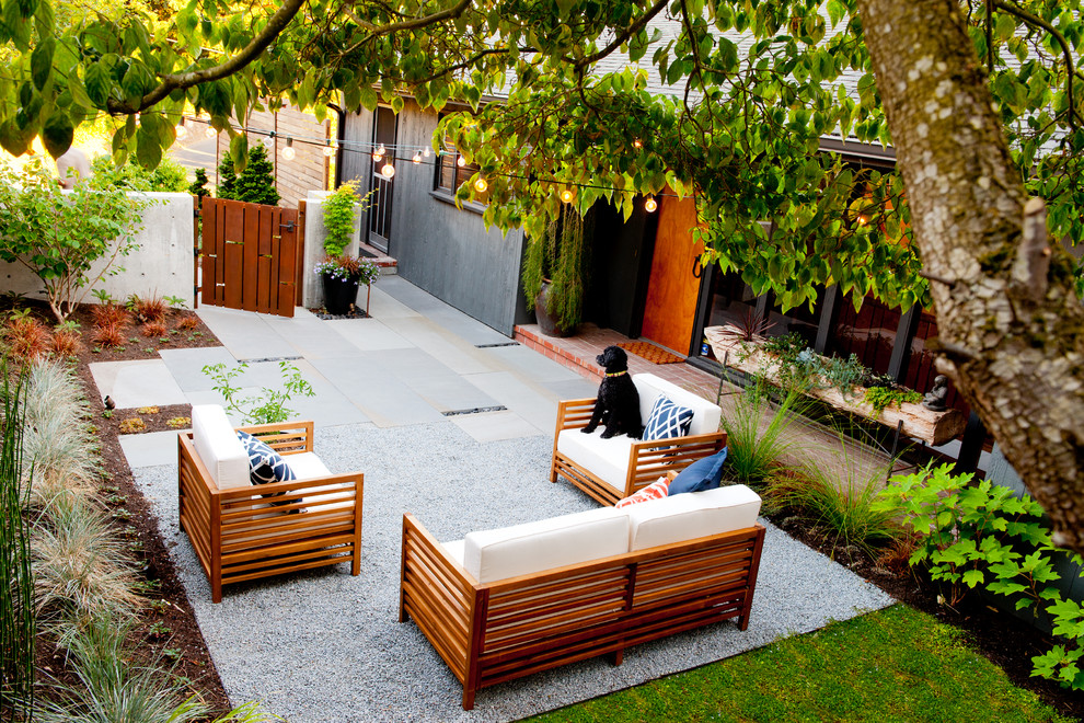 Ispirazione per un piccolo patio o portico minimalista in cortile con pavimentazioni in pietra naturale e nessuna copertura