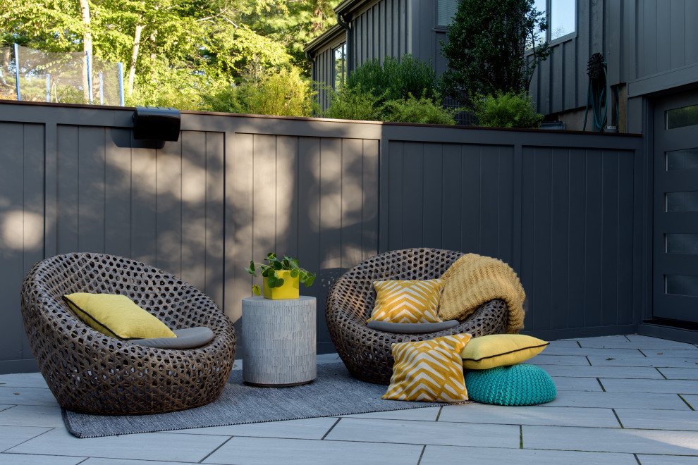Пример оригинального дизайна: большой двор на заднем дворе в стиле ретро с мощением тротуарной плиткой без защиты от солнца