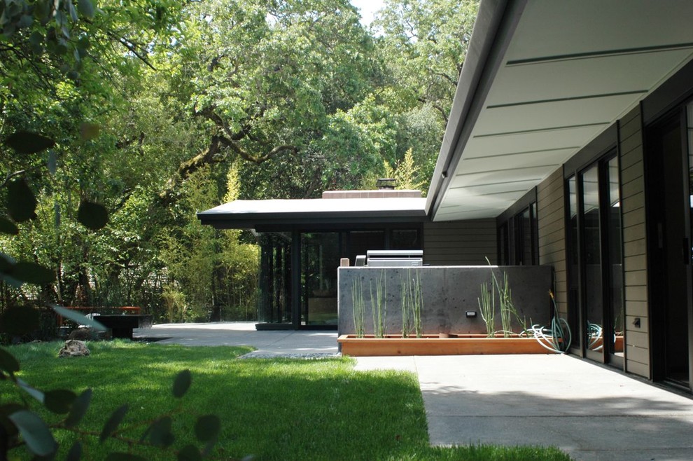Imagen de patio contemporáneo en patio trasero con cocina exterior